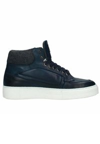Sneakers alte con parte superiore in pelle blu navy, colletto in tessuto grigio, suola in gomma bianca e occhielli metallici per i lacci.