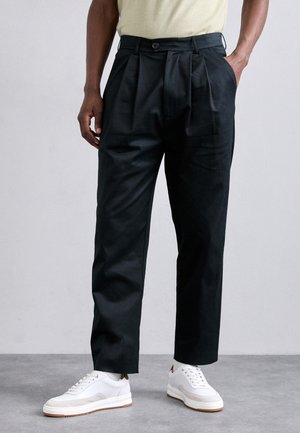 TAPERED TWILL TROUSERS WITH PLEATS - Bukse - black