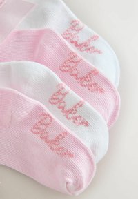 Quatre paires de chaussettes courtes aux couleurs alternées rose et blanc, chacune avec le mot "bébé" écrit en script rose sur la semelle.