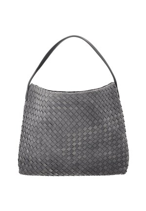 Grå vævet læderskuldertaske med en enkelt rem, blød tekstur og afrundet trapezform, vist på hvid baggrund.