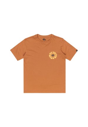 T-shirt à manches courtes et col rond en coton orange, présentant un design graphique circulaire jaune sur la poitrine avec des détails de texte et de logo.