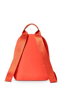 Zaino in nylon rosso con forma arrotondata, dotato di spallacci larghi e lisci e di una maniglia superiore per il trasporto. Nessuna ferramenta o motivo visibile.