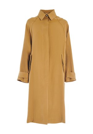 Manteau marron clair avec un col classique, des manches longues à revers et deux poches latérales, fabriqué en tissu lisse avec des coutures visibles.
