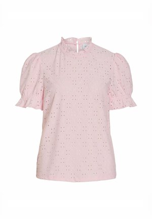 Blouse en tissu ajouré rose clair avec manches courtes bouffantes, col montant à volants et fermeture par boutons au dos.