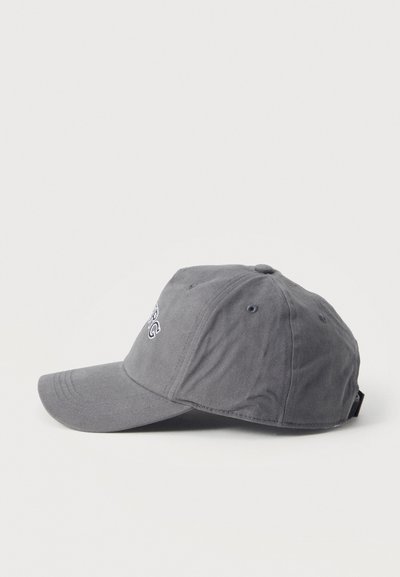 Casquette de baseball en coton gris avec visière incurvée et petites lettres blanches brodées à l'avant, vue de côté sur fond blanc.