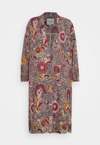 Długa sukienka z długim rękawem do kolan w kształcie litery V, z szczegółowym wzorem kwiatowym i liściastym w kolorach burgundowym, żółtym i stonowanej kremowej.