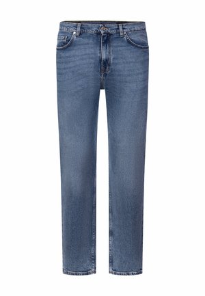 Blå denimjeans med lige ben, knaplukning foran og synlige forlommer mod en hvid baggrund.