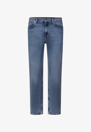 Blauwe denim jeans met rechte pijpen, knoopsluiting aan de voorkant en zichtbare voorzakken tegen een witte achtergrond.