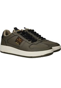 Baskets en cuir olive foncé avec lacets noirs, semelle intermédiaire blanche, col rembourré et un logo orange bien visible sur le côté.