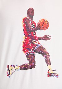 Jugador de baloncesto con uniforme rojo en el aire, sosteniendo un balón de baloncesto, representado en un estilo artístico de puntos coloridos sobre un fondo blanco.
