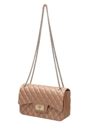 Sac à bandoulière en cuir matelassé beige avec une sangle chaîne dorée et une fermeture à boucle rectangulaire sur le rabat avant.