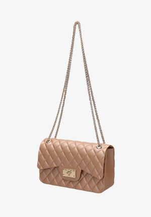 Sac à bandoulière en cuir matelassé beige avec une sangle chaîne dorée et une fermeture à boucle rectangulaire sur le rabat avant.