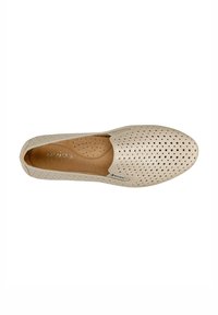 Scarpa beige slip-on con tomaia in pelle perforata, punta arrotondata e soletta morbida. Presenta un marchio discreto di lato e una texture liscia.