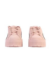 Zapatillas de ante rosa con acentos negros, que cuentan con un diseño plano con cordones y una suela de goma gruesa y estriada. Textura suave con detalles mínimos.