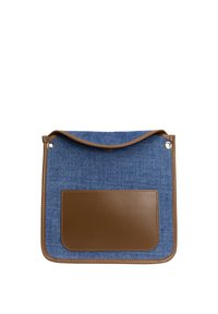 Denim válltáska barna bőrfedéllel, elülső zsebbel és kontrasztos varrással. Lapított kialakítás kerekített sarkakkal.