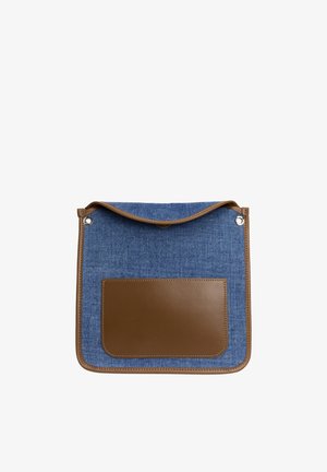 Denim skuldertaske med en brun læderklap, der har en frontlomme og kontraststikning. Flad design med afrundede hjørner.