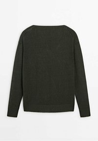 Ciemnozielony sweter dzianinowy z długimi rękawami, okrągłym dekoltem oraz prążkowanymi mankietami i dołem. Teksturowana tkanina o luźnym kroju.