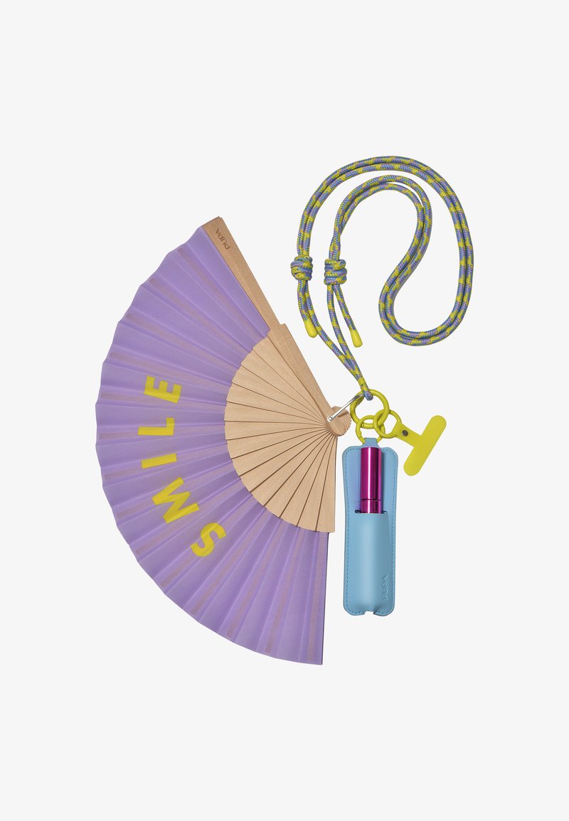 Ventaglio a mano lavanda con la scritta "SMILE" in giallo, stecche in legno, fissato a una custodia blu che contiene un oggetto cilindrico rosa, con una clip gialla e un cordino decorato.
