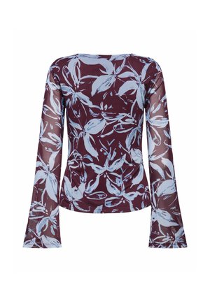 Blusa de manga larga en burdeos con patrones florales en azul claro. Tejido transparente, cuello redondo, mangas acampanadas y silueta ajustada.