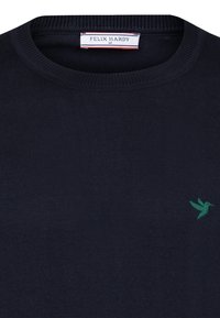 Marineblauwe gebreide trui met ronde hals. Beschikt over een klein groen kolibrilogootje aan de linkerkant. Gemaakt van textuurstof.