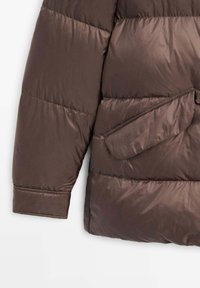 Giacca invernale imbottita marrone con maniche e parte inferiore del torso, dotata di tasca a pattina su uno sfondo bianco semplice.