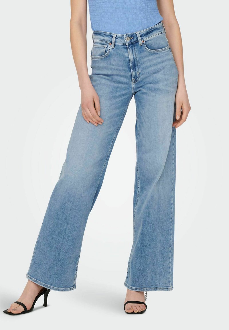 ONLY ONLMADISON BLUSH HW WIDE - Flared Jeans - light blue denim ...