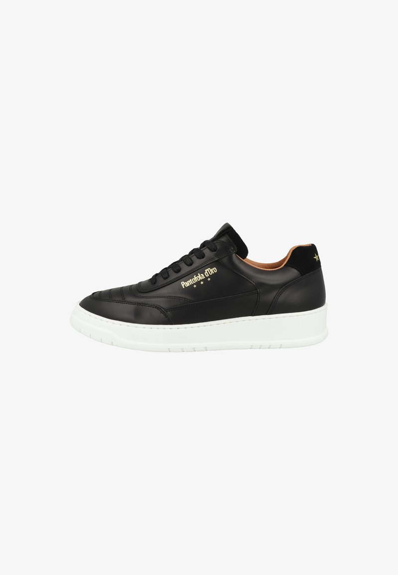 Fekete bőr sportcipő sima felülettel, fehér gumitalppal, kerek orral és texturált díszítésekkel. Fekete fűzőkkel és diszkrét márkajelzéssel rendelkezik.