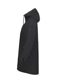 Cappotto impermeabile nero con cappuccio, presenta una linea dritta, bottoni a pressione e una patch con logo sulla spalla. Tessuto morbido e testurizzato.