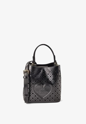 Bolso Moschino Black Love con patrones de corazones perforados, asa superior, correa de hombro ajustable y logo de corazón en relieve en la parte delantera.