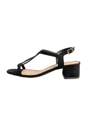 Sort sandal med en lav blokhæl, der har krydsede stropper og en justerbar ankelrem. Materialet ser ud til at være suedetype med en jævn tekstur.