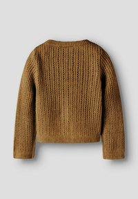 Ruskea neulepaita, jossa on ribbikuvio ja avoin neulonta. Suunnittelussa on pyöreä kaula-aukko ja pitkät hihat.