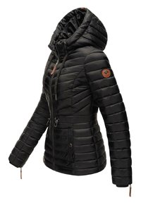 Veste matelassée noire à capuche avec fermeture éclair devant, capuche à cordon, poches zippées et écusson marron avec logo sur la manche.