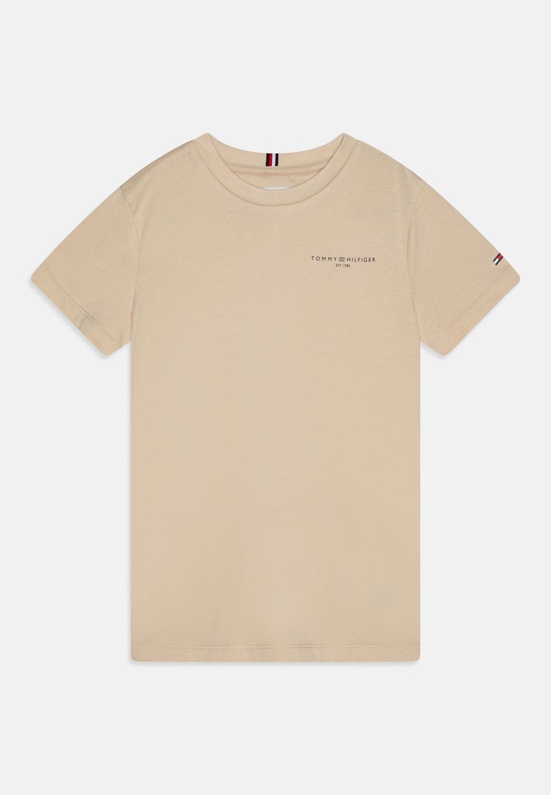 Beige bomull t-skjorte med rund hals, korte ermer, og et lite logo på brystet. Har en sydd detalj på skulderen.