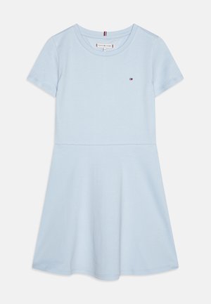 Jasnoniebieska codzienna sukienka z krótkim rękawem, okrągłym dekoltem i małym, wyhaftowanym logo Tommy Hilfiger na piersi.