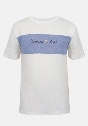 T-shirt blanc à manches courtes avec une bande horizontale bleu clair sur la poitrine avec le texte "Yachting Club" et un petit emblème en forme de bouclier.