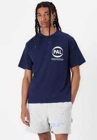 Pal Sporting Goods INTERNATIONAL PRE GAME UNISEX - Trükipildiga T-särk - medieval blue
