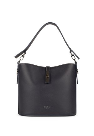 Čierna kožená kabelka s hladkou textúrou, zaobleným vrchom, krátkym popruhom a kovaniami v zlatej farbe. Na prednej strane je detail s logom.