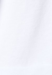 Witte katoenstof met een gladde textuur, met een subtiele ribbelpatroon, gelijkmatig gedrapeerd zonder zichtbare naden of versieringen.