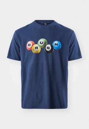 Navyblaues Baumwoll-T-Shirt mit dem Wort "CRUSH" in weißen Buchstaben, umgeben von bunten Billardkugeln in Rot, Gelb, Grün, Schwarz und Blau.