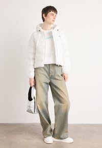 Calvin Klein Jeans LIGHTWEIGHT LOGO PUFFER - Zimná bunda - snow white