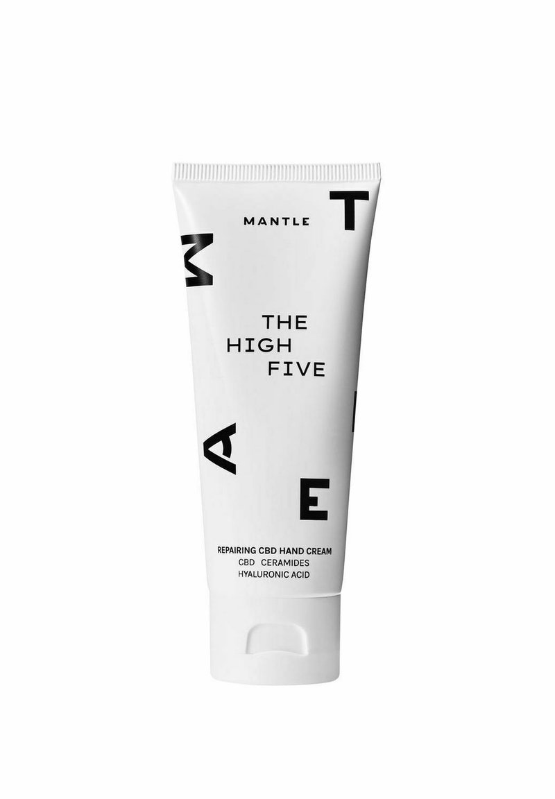 Hvid tube med sort tekst. Produktnavn: "THE HIGH FIVE." Indeholder "REPARERENDE CBD HÅNDCREME," "CBD," "CERAMIDER," og "HYALURONSYRE."