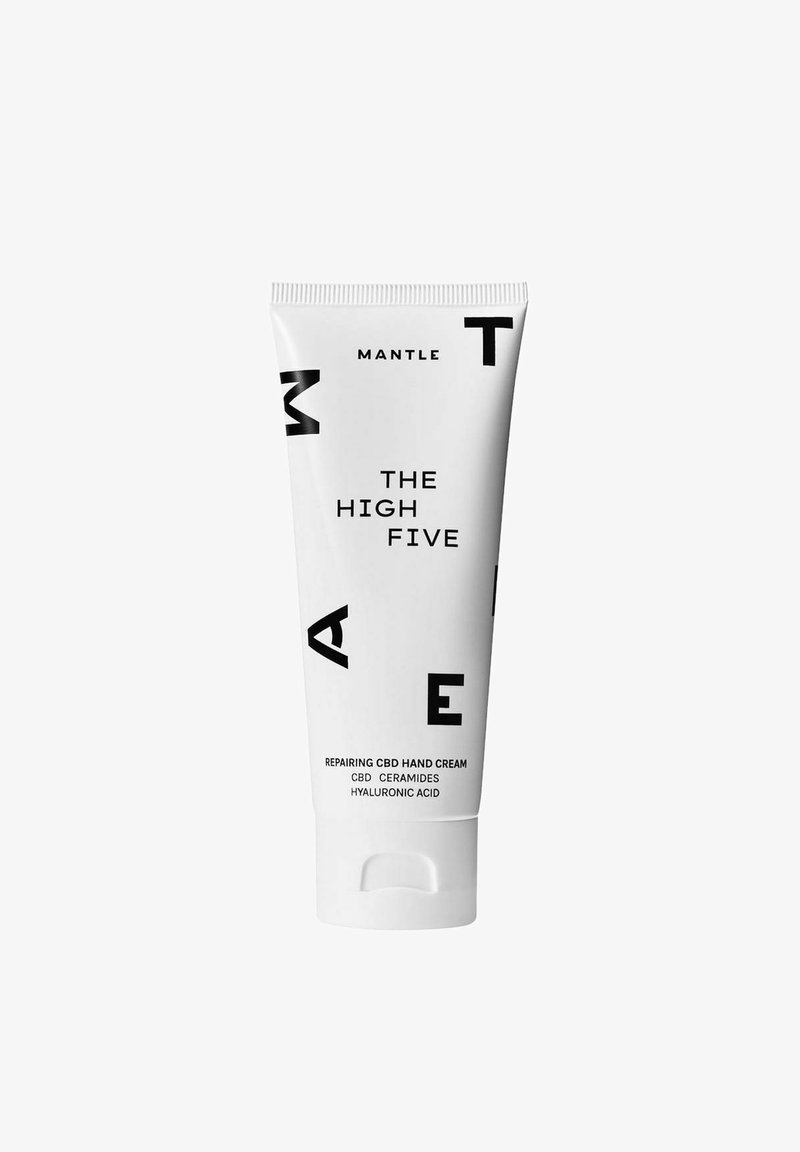 Hvid tube med sort tekst. Produktnavn: "THE HIGH FIVE." Indeholder "REPARERENDE CBD HÅNDCREME," "CBD," "CERAMIDER," og "HYALURONSYRE."