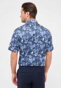 Korte mouwen shirt met een blauw paisleypatroon op een donkere achtergrond, gemaakt van een zachte stof en met een standaard kraagontwerp.