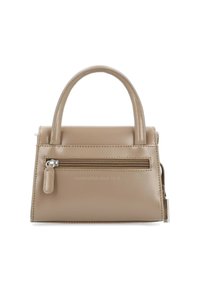 Beige Lederhandtasche mit strukturiertem Design, kurzen Tragegriffen und einer vorderen Reißverschlusstasche. Mit geprägtem Text und Reißverschlussbeschlägen.