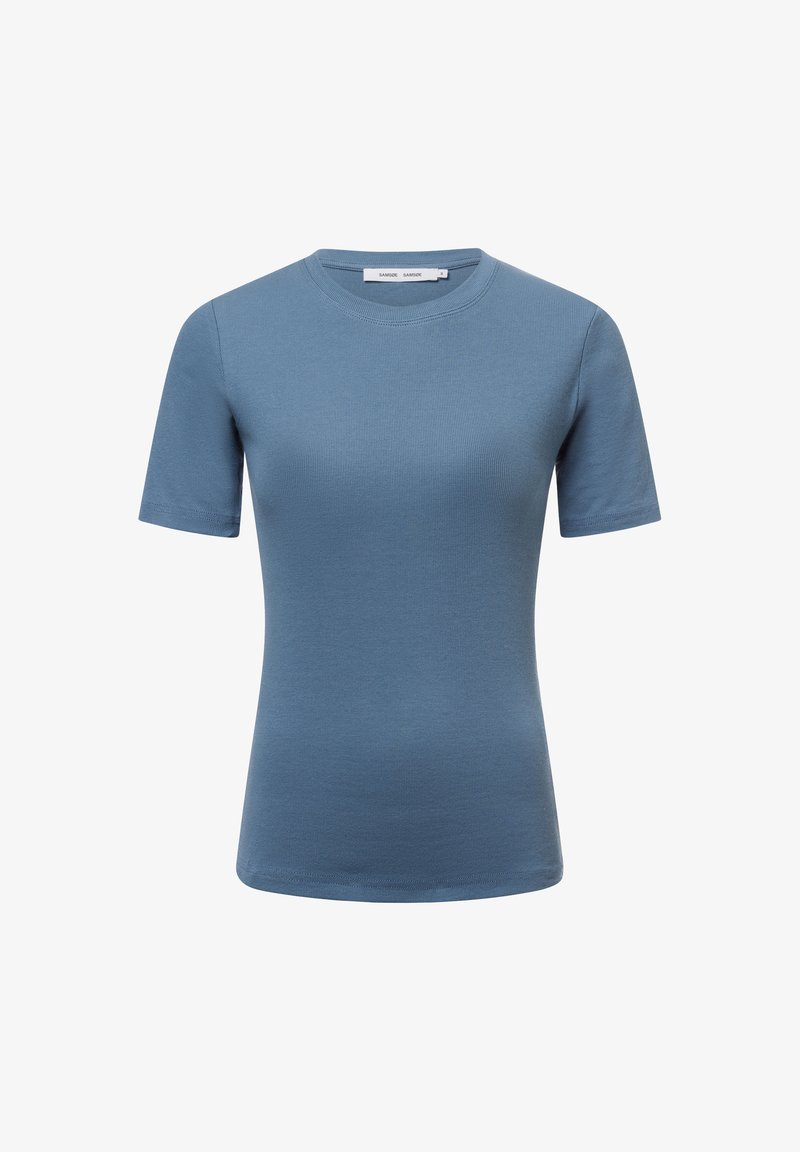 Korte mouwen, ronde hals t-shirt van zacht, geribbeld blauw stof. Heeft een gladde structuur met minimale branding op de halslijn.