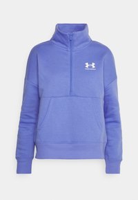 Sudadera de forro polar morado con cuello alto, cierre de cremallera de un cuarto en la parte delantera y bolsillo tipo canguro. Presenta un logo de Under Armour blanco en el pecho.