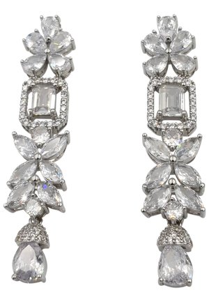 Boucles d'oreilles en argent présentant un arrangement de pierres précieuses claires et facettées en formes florales et marquises, avec une pierre de taille émeraude au centre.