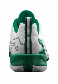 Weißer Sportschuh mit grünen Akzenten, strukturiertem Fersenbereich, auffälligem Logo und vertikal gestreiftem Anziehschlaufen. Gummisohle mit Rillen.