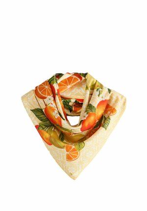 Pañuelo de seda con fondo amarillo y patrones de frutas cítricas naranjas y hojas verdes, doblado en forma triangular.