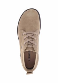 Beige suède veterschoen met een ronde neus, zwarte zool en een aantreklipje op de hak. Kenmerkt zich door platte veters en een gevoerde binnenkant.